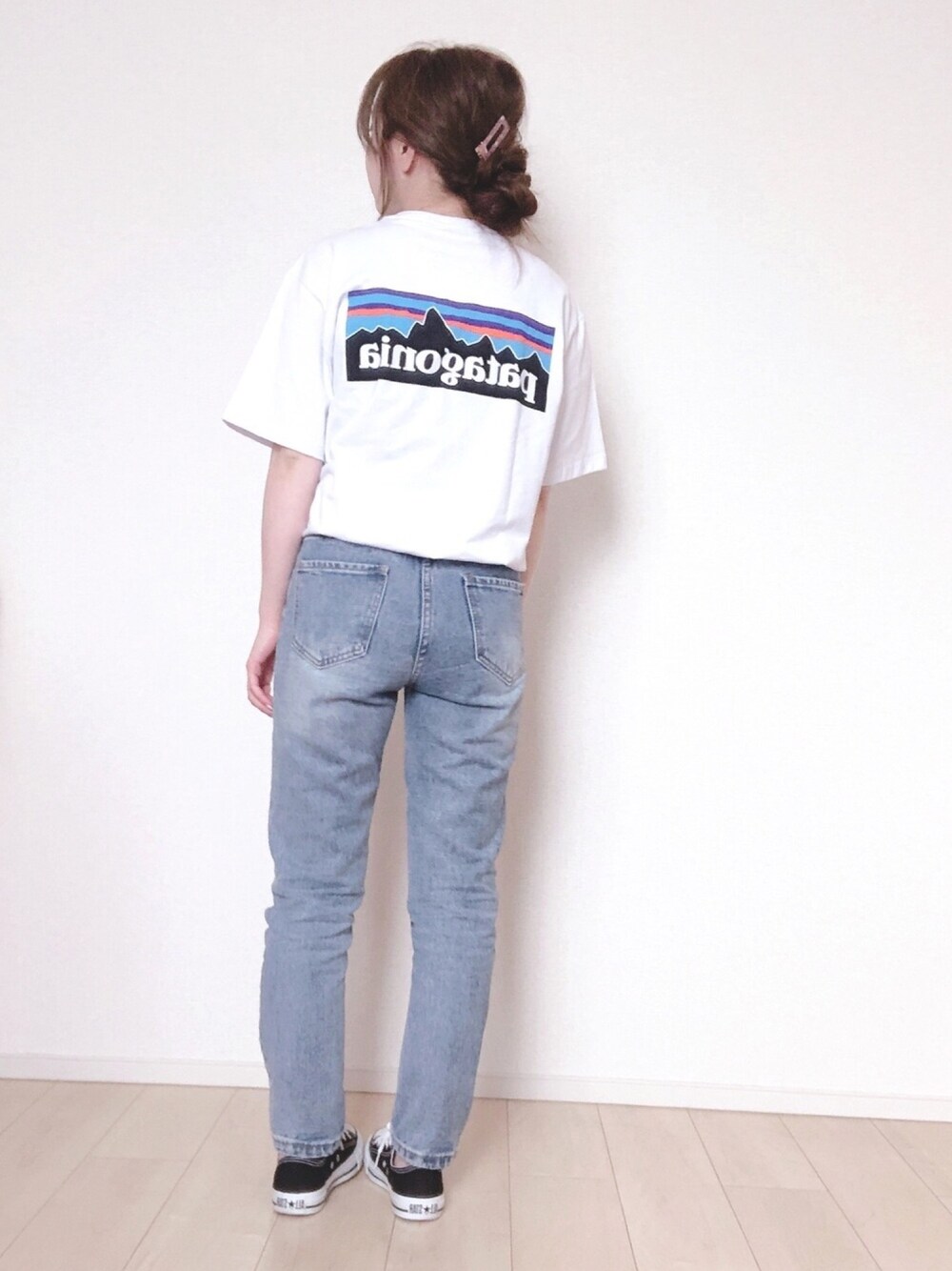 「夏コーデ、低身長コーデ、プチプラ、低身長、Tシャツ、デニム、スニーカー、ロゴT、おだんごヘアー」｜「patagoniaのpatagonia/パタゴニア Ms P6Logo Organic T-Shirt/メンズP6ロゴ オーガニック Tシャツ                （Tシャツ/カットソー、ホワイト系）」を使った、𝕡𝕪𝕠𝕟 ⋆⑅さん（レディース・152cm）の夏コーディネートの1枚目の写真