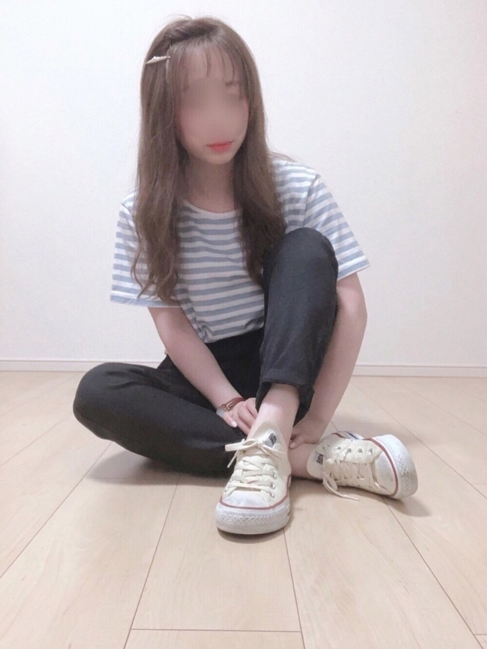 ブラック系のその他パンツ、ブルー系のTシャツ/カットソーを着用したレディースの夏コーディネートの1枚目の写真