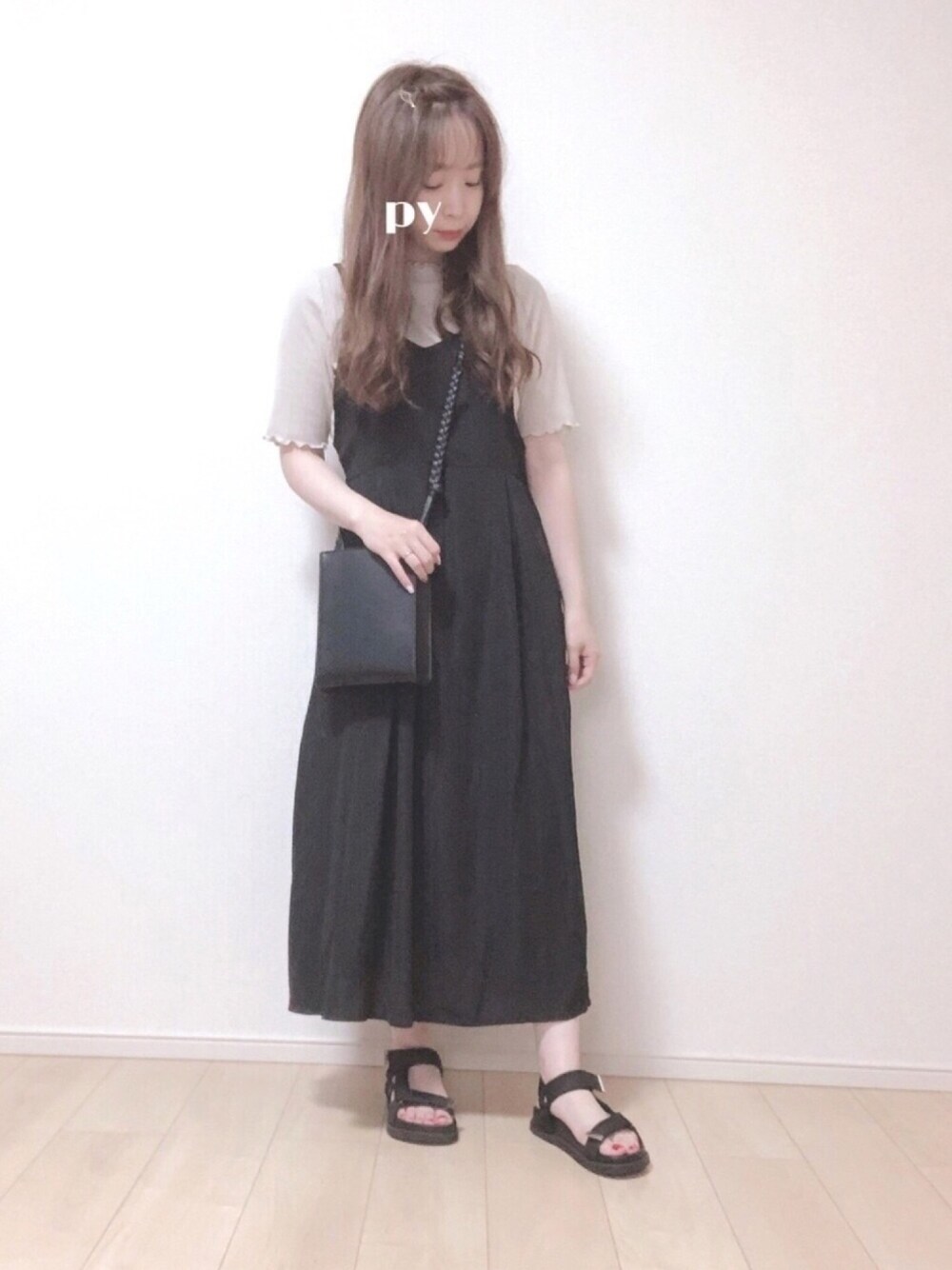 「シンプル、カジュアル、低身長、夏コーデ、ワンピース、サンダル、ショルダーバッグ、プチプラ」｜「Green　Parksの・RAYCASSIN SET2点Tシャツ×キャミワンピ（ワンピース、ブラック系）」を使った、𝕡𝕪𝕠𝕟 ⋆⑅さん（レディース・152cm）の夏コーディネートの1枚目の写真