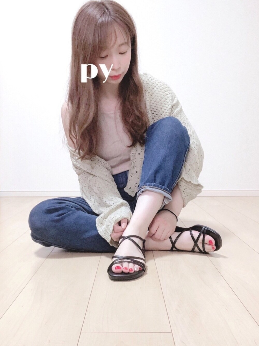 ブルー系のデニムパンツ、グリーン系のトップスを着用したレディースの夏コーディネートの1枚目の写真
