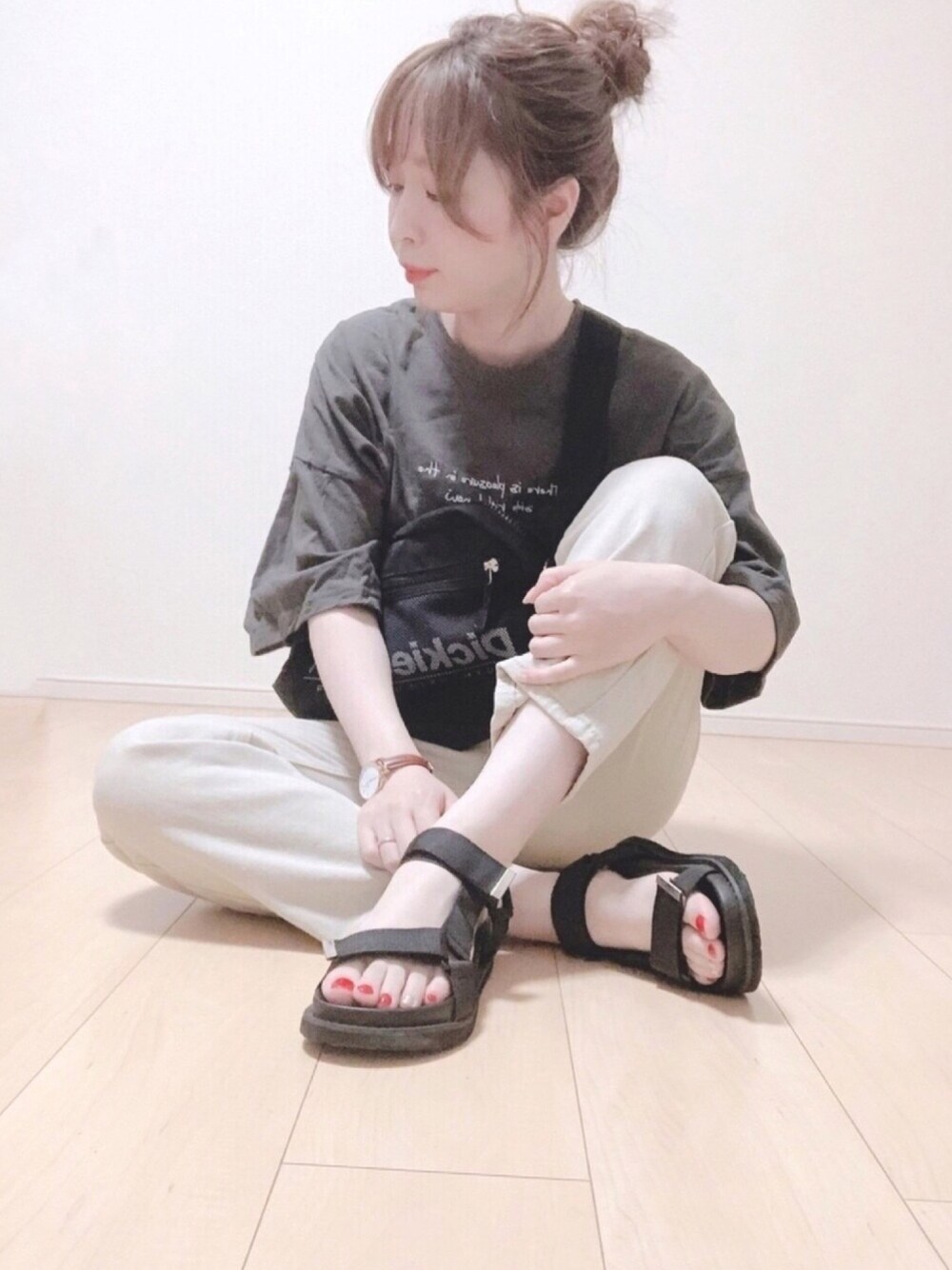 ブラック系のTシャツ/カットソー、ベージュ系のデニムパンツ、その他のその他を着用したレディースの夏コーディネートの1枚目の写真