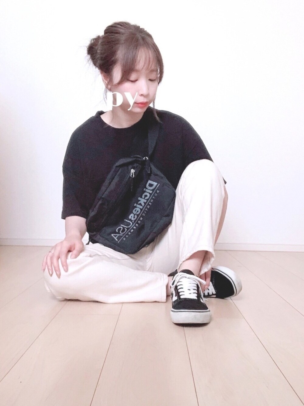 「モノトーン、夏コーデ、シンプルコーデ、プチプラコーデ、Tシャツ、デニム、スニーカー、低身長、メンズライク」｜「GUのアイテム（Tシャツ/カットソー、ブラック系）」を使った、𝕡𝕪𝕠𝕟 ⋆⑅さん（レディース・152cm）の夏コーディネートの1枚目の写真