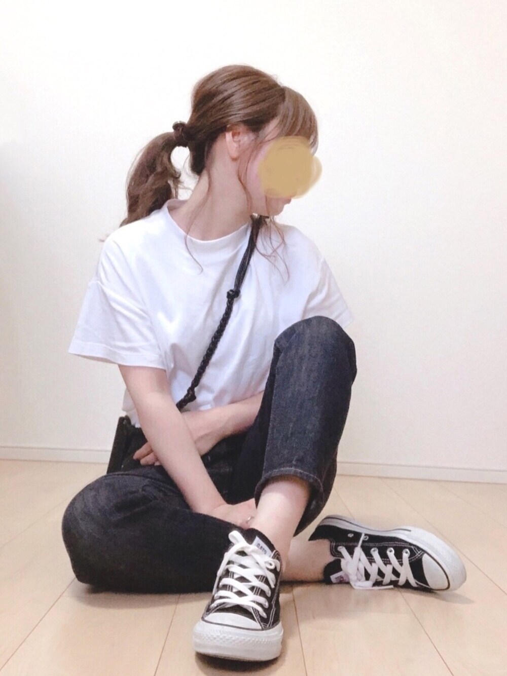 ホワイト系のトップス、ブラック系のデニムパンツ、その他のその他を着用したレディースの秋コーディネートの1枚目の写真