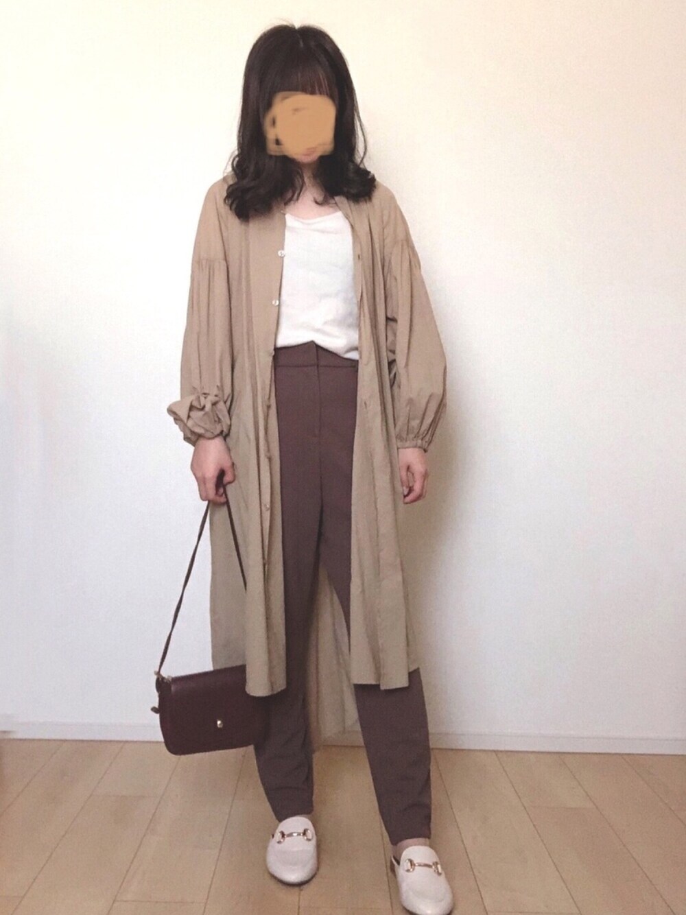 「シンプルコーデ、おしゃれさんと繋がりたい、プチプラコーデ、秋のコーデ、ワントーンコーデ、きれいめカジュアル、シャツワンピ、パンツスタイル、低身長」｜「GeeRAの【20夏新着】綿ボイルフレアーシャツワンピース（シャツワンピース、ベージュ系）」を使った、𝕡𝕪𝕠𝕟 ⋆⑅さん（レディース・152cm）の秋コーディネートの1枚目の写真