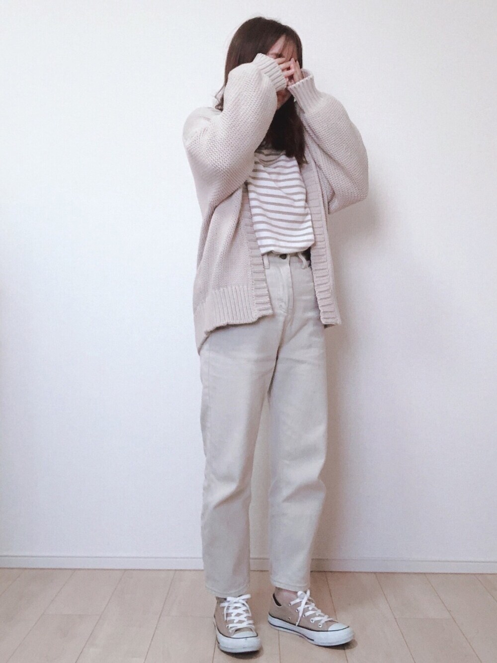 ベージュ系のカーディガン/ボレロ、ベージュ系のデニムパンツを着用したレディースの秋コーディネートの1枚目の写真