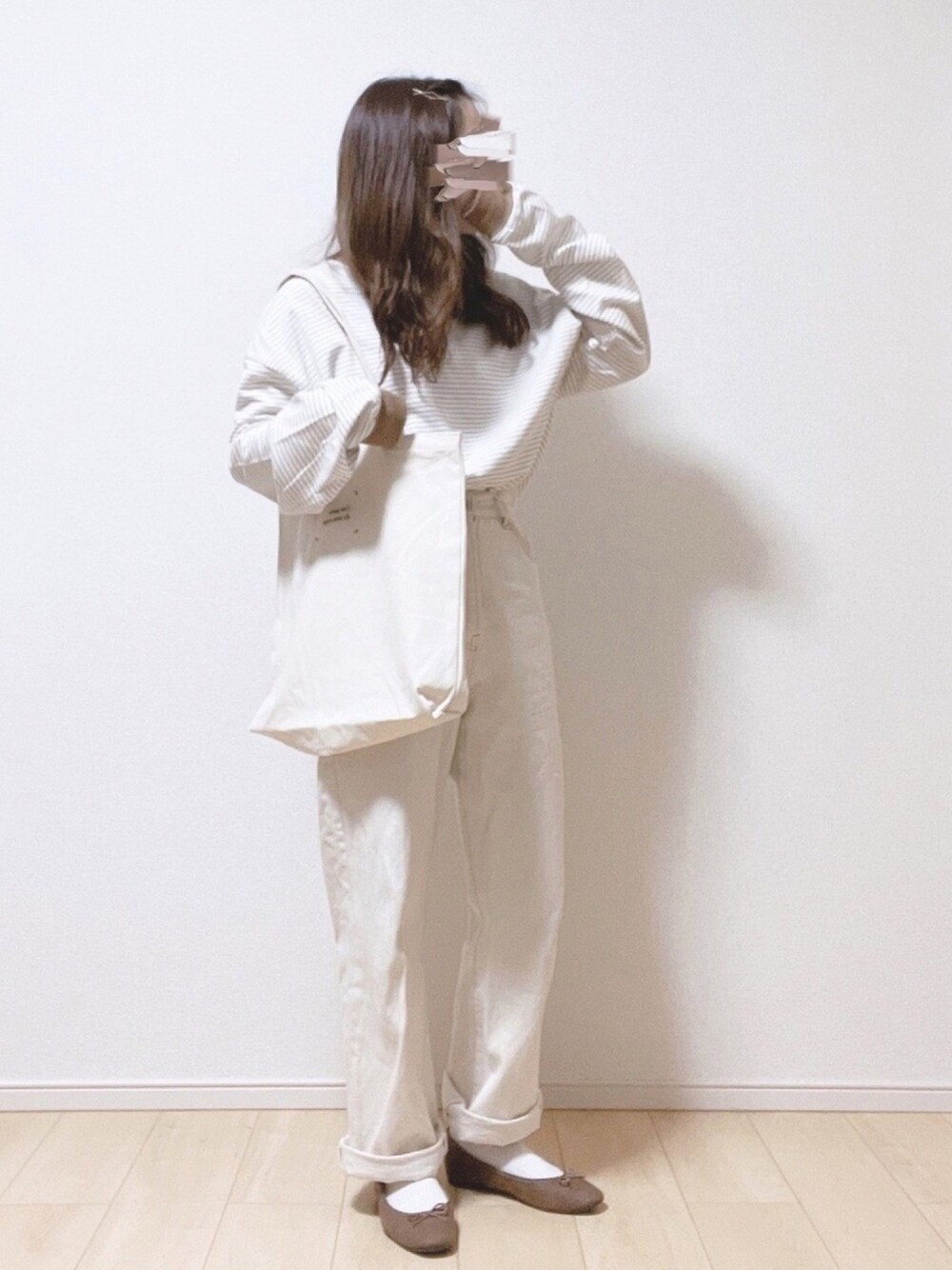 「春、パンツスタイル、低身長、プチプラ、カジュアル、ゆるコーデ、ボーダー、Tシャツ、バレエシューズ、トートバッグ」｜「kutirの【新色追加】【XS～XLサイズあり】ハイウエストストレートデニムパンツ（デニムパンツ、ホワイト系）」を使った、𝕡𝕪𝕠𝕟 ⋆⑅さん（レディース・152cm）の春コーディネートの1枚目の写真