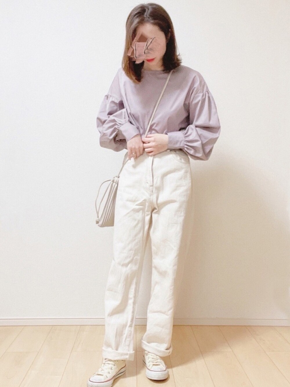 「シンプルコーデ、春コーデ、淡色コーデ、スニーカー、巾着バッグ、ブラウス、プチプラ、低身長、kutir、GU」｜「kutirの【新色追加】【XS～XLサイズあり】ハイウエストストレートデニムパンツ（デニムパンツ、ホワイト系）」を使った、𝕡𝕪𝕠𝕟 ⋆⑅さん（レディース・152cm）の春コーディネートの1枚目の写真