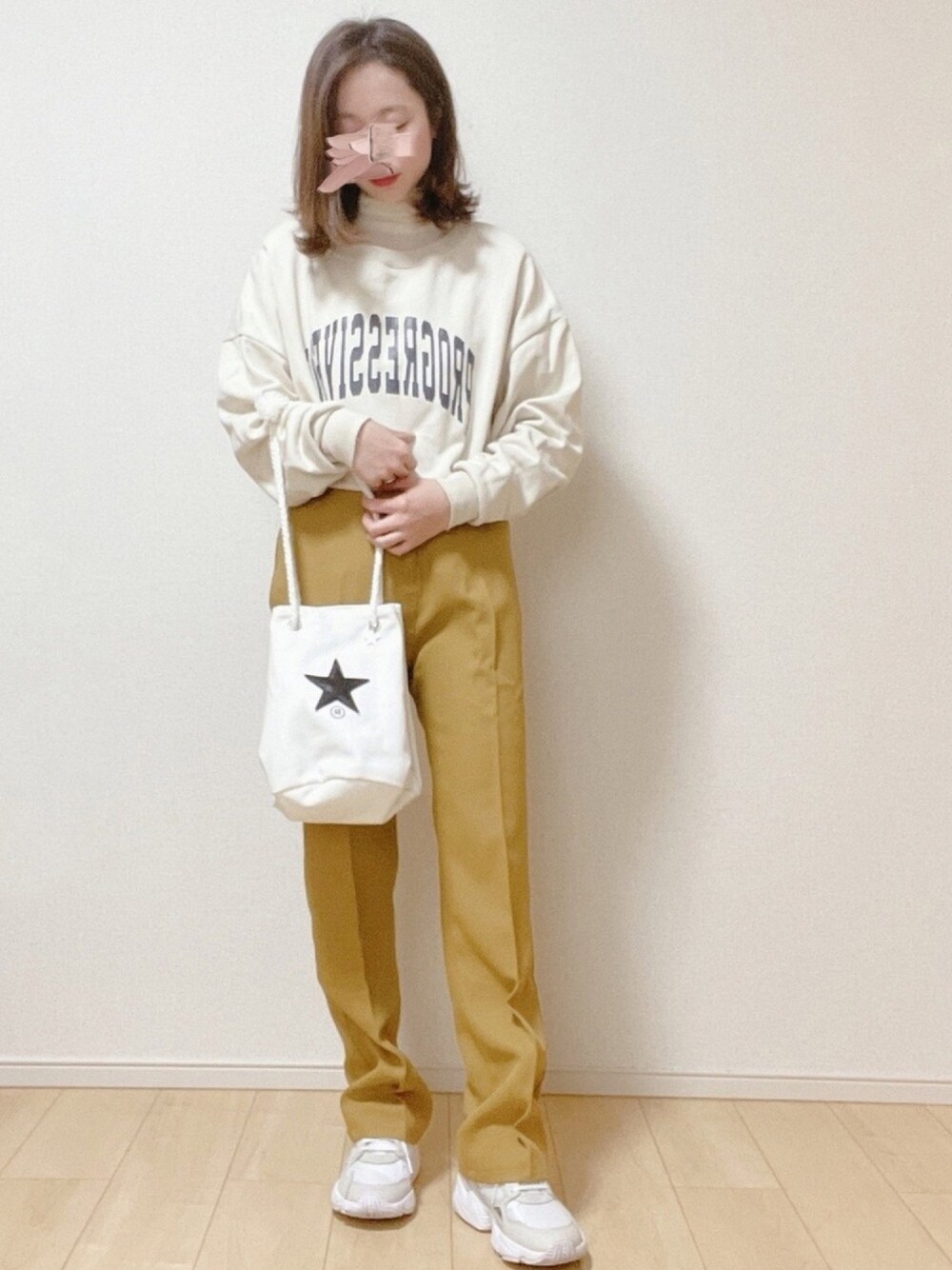 「春、カジュアル、オトナ女子、低身長、シンプル、スウェット、カラーパンツ、巾着バッグ、スニーカー、Kastane」｜「CIAOPANIC TYPYのカレッジロゴワイドスリットスウェット（スウェット、ホワイト系）」を使った、𝕡𝕪𝕠𝕟 ⋆⑅さん（レディース・152cm）の春コーディネートの1枚目の写真
