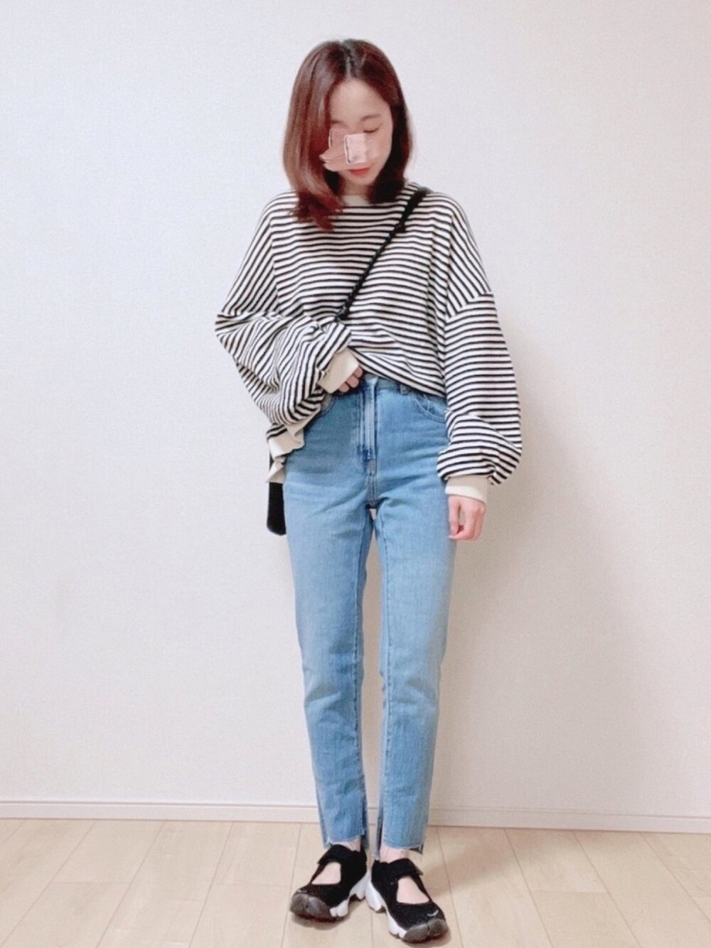 「春コーデ、シンプルコーデ、オトナ女子、カジュアル、プチプラ、低身長、スウェット、デニム、エアリフト、ラクチンコーデ」｜「select MOCAのゆったりルーズオーバーシルエットコットンブレンドバルーンスリーブ後ろ長めボーダープルオーバー（Tシャツ/カットソー、ブラック系）」を使った、𝕡𝕪𝕠𝕟 ⋆⑅さん（レディース・152cm）の春コーディネートの1枚目の写真