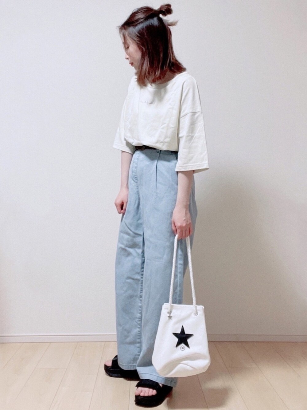 「シンプルコーデ、着回しコーデ、低身長、プチプラ、カジュアル、夏コーデ、デニム、Tシャツ、厚底サンダル、巾着バッグ」｜「Samansa Mos2 blueの刺繍ロゴTee（Tシャツ/カットソー、ベージュ系）」を使った、𝕡𝕪𝕠𝕟 ⋆⑅さん（レディース・152cm）の春コーディネートの1枚目の写真