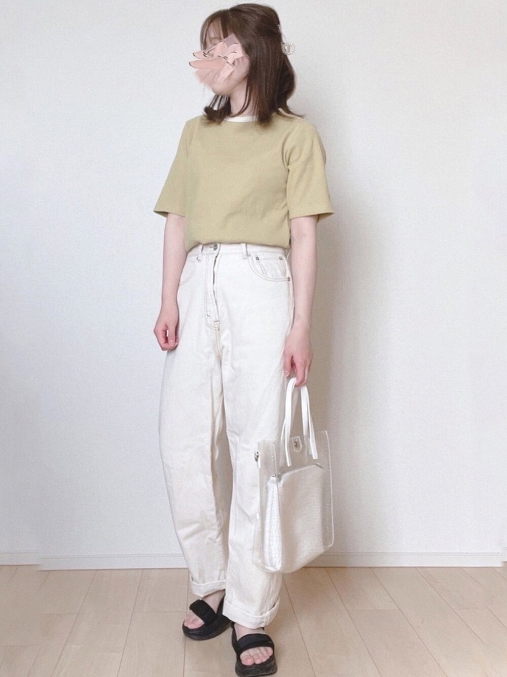 「シンプルコーデ、カジュアル、低身長、プチプラ、夏コーデ、Tシャツ、デニム、厚底サンダル、クリアバッグ、しまむら」｜「kutirの【新色追加】【XS～XLサイズあり】ハイウエストストレートデニムパンツ（デニムパンツ、ホワイト系）」を使った、𝕡𝕪𝕠𝕟 ⋆⑅さん（レディース・152cm）の夏コーディネートの1枚目の写真