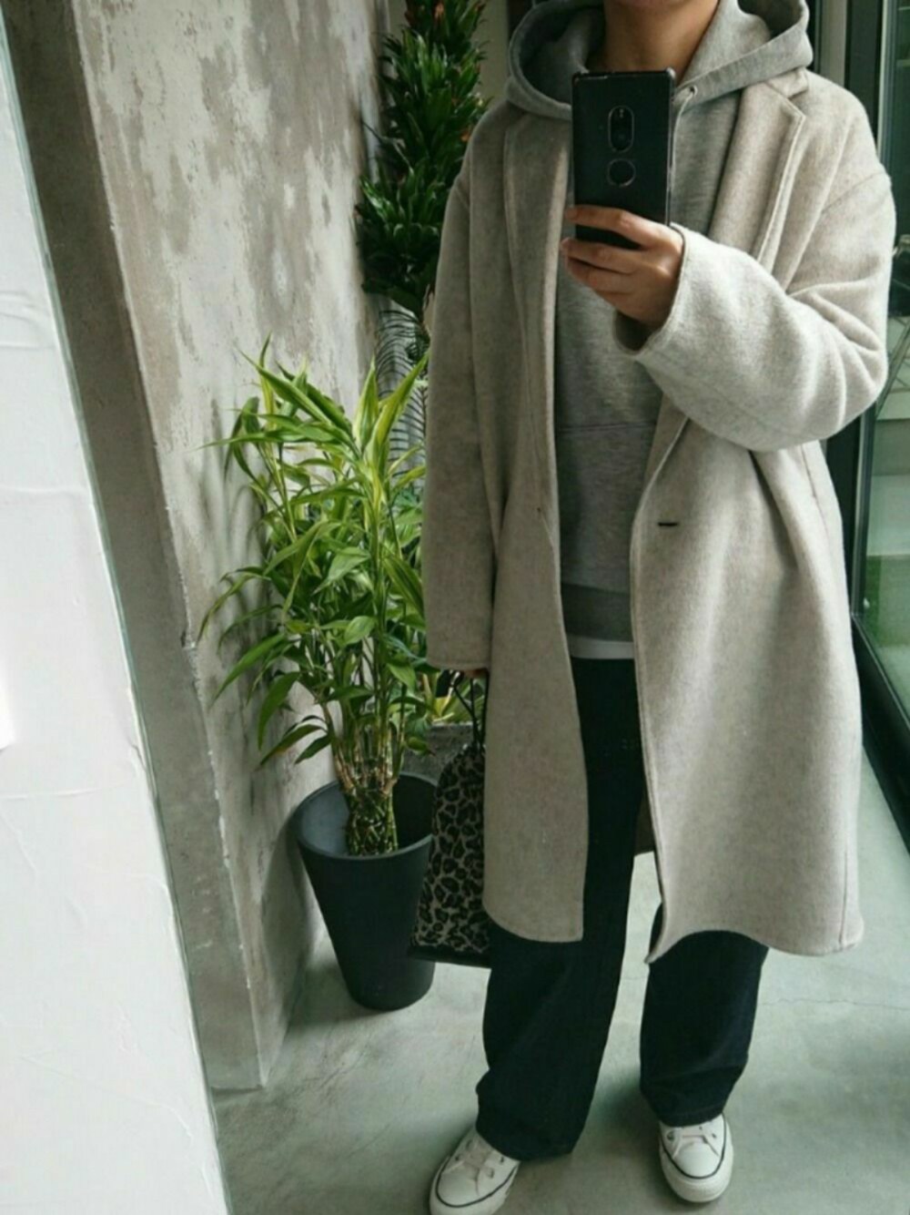 「今日のコーデ、カジュアル、スニーカーコーデ、ootd、大人カジュアル、ママファッション、デニムコーデ、ショートヘア、ユニクロ、カーブパンツ」｜「UNIQLOのアイテム（チェスターコート、ホワイト系）」を使った、＊★YY★＊さん（レディース・160cm）の冬コーディネートの1枚目の写真