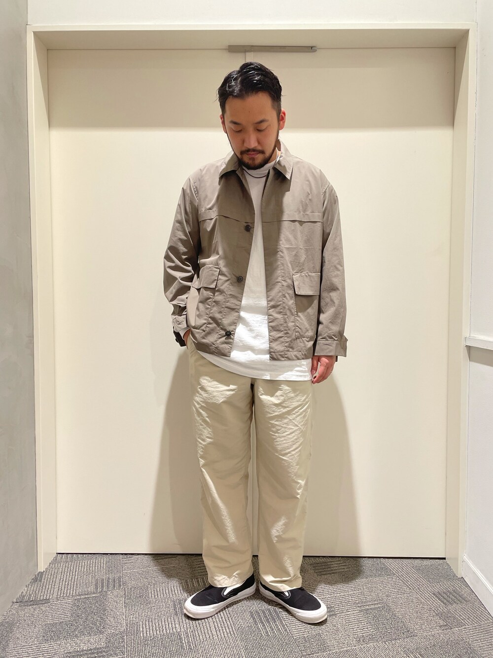 「春、シンプル、オトナカジュアル、ビッグシルエット、きれいめカジュアル、カジュアル、スニーカーコーデ、BURLAP OUTFITTER、VANS、今日のコーデ」｜「URBAN RESEARCH DOORSのバイオストレッチタイプライタージャケット（カバーオール、グリーン系）」を使った、takeshimaさん（メンズ・180cm）の春コーディネートの1枚目の写真