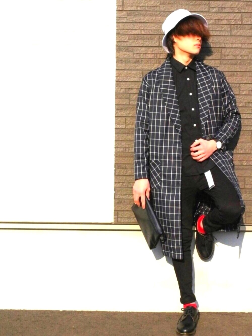 ブラック系のシャツ/ブラウス、ブラック系のその他パンツ、ブラック系のドレスシューズを着用したメンズの春コーディネートの1枚目の写真