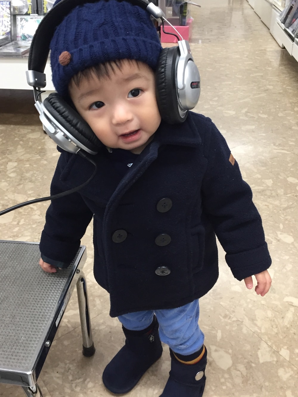 「JAZZTRONIK、set free、TSUTAYA、キッズコーデ、1歳半、男の子、crossover、音楽は親のego」｜「MIKI HOUSEのアイテム（ピーコート、ブルー系）」を使った、RYOUGAさん（キッズ・80cm）の冬コーディネートの1枚目の写真