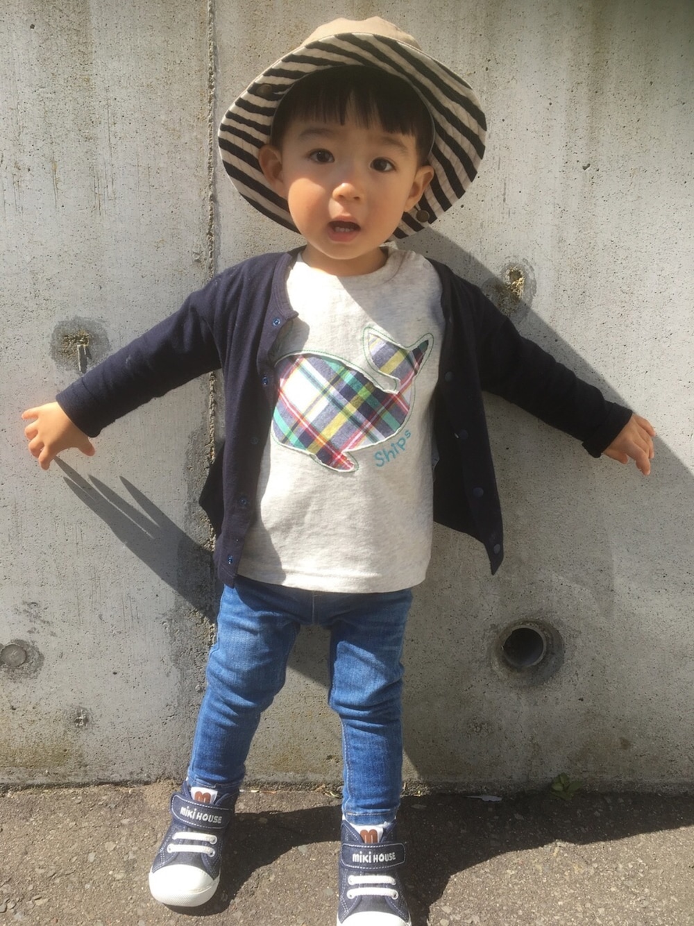 「SHIPSkids、2歳、おとこのこ、ハット」｜「SHIPSのSHIPS KIDS:ボーダー ウエスタン ハット【UV CUT製品】（ハット、ベージュ系）」を使った、RYOUGAさん（キッズ・80cm）の夏コーディネートの1枚目の写真