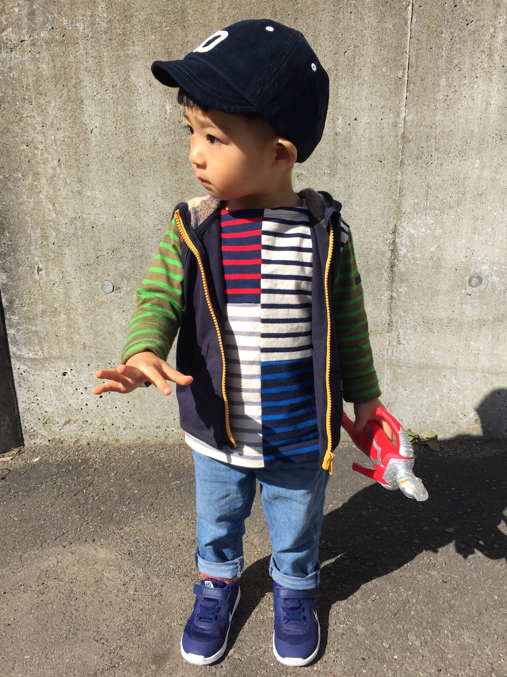 「男の子、男の子コーデ、ウルトラセブン、2歳3ヶ月、SHIPSkids、GAP、ナイキスニーカー、アーバンリサーチドアーズ」｜「URBAN RESEARCH DOORSのアイテム（キャップ、ブルー系）」を使った、RYOUGAさん（キッズ・80cm）の秋コーディネートの1枚目の写真
