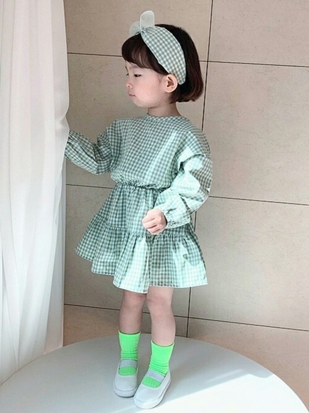 「ワンピース、dholic、ギンガムチェック、子供服、カチューシャ、キッズコーデ、韓国子供服、淡色コーデ、キッズファッション、dholickids」｜「DHOLIC kidsの[milliondollarbaby] ギンガムチェックフレアワンピース（ワンピース、グリーン系）」を使った、DHOLICkidsさん（キッズ・100cm）の春コーディネートの1枚目の写真