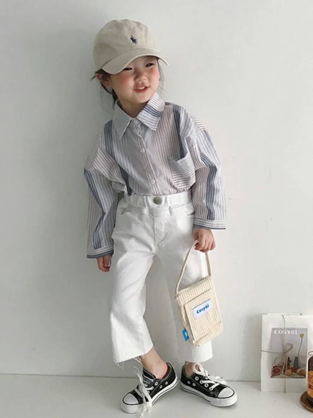 「dholic、デニムパンツ、子供服、ストライプシャツ、ホワイトデニム、キッズコーデ、韓国子供服、淡色コーデ、キッズファッション、dholickids」｜「DHOLIC kidsの[zukini] 2TYPEシャツ（シャツ/ブラウス、ブルー系）」を使った、DHOLICkidsさん（キッズ・100cm）の春コーディネートの1枚目の写真