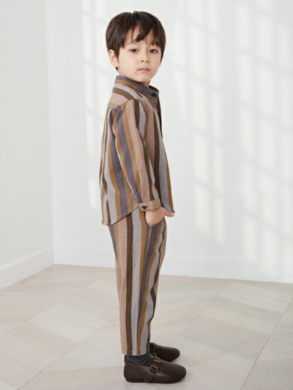 「セットアップ、シャツ、ストライプ、dholic、子供服、キッズコーデ、韓国子供服、バンドカラーシャツ、キッズファッション、dholickids」｜「DHOLIC kidsの[creamcok] ミックスストライプシャツ上下SET（シャツ/ブラウス、ブラウン系）」を使った、DHOLICkidsさん（キッズ・100cm）の春コーディネートの1枚目の写真