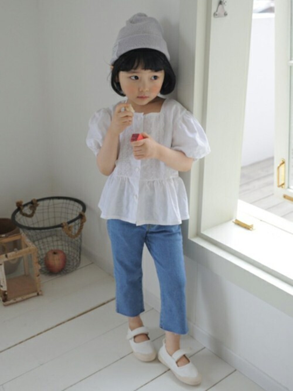 「デニム、ブラウス、dholic、デニムパンツ、子供服、キッズコーデ、韓国子供服、フリルブラウス、キッズファッション、dholickids」｜「DHOLIC kidsの[momo ann] スクエアネックレースブラウス（シャツ/ブラウス、ホワイト系）」を使った、DHOLICkidsさん（キッズ・100cm）の春コーディネートの1枚目の写真