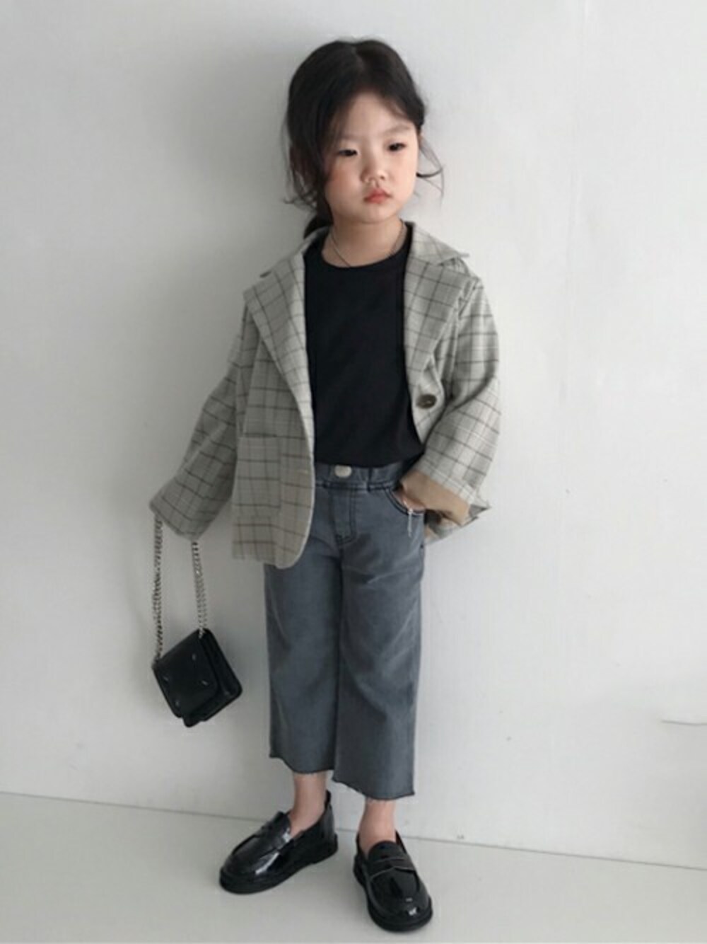 「ジャケット、dholic、モノトーン、デニムパンツ、子供服、キッズコーデ、韓国子供服、チェックジャケット、キッズファッション、dholickids」｜「DHOLIC kidsの[zukini] チェックジャケット（テーラードジャケット、ブラウン系）」を使った、DHOLICkidsさん（キッズ・100cm）の春コーディネートの1枚目の写真