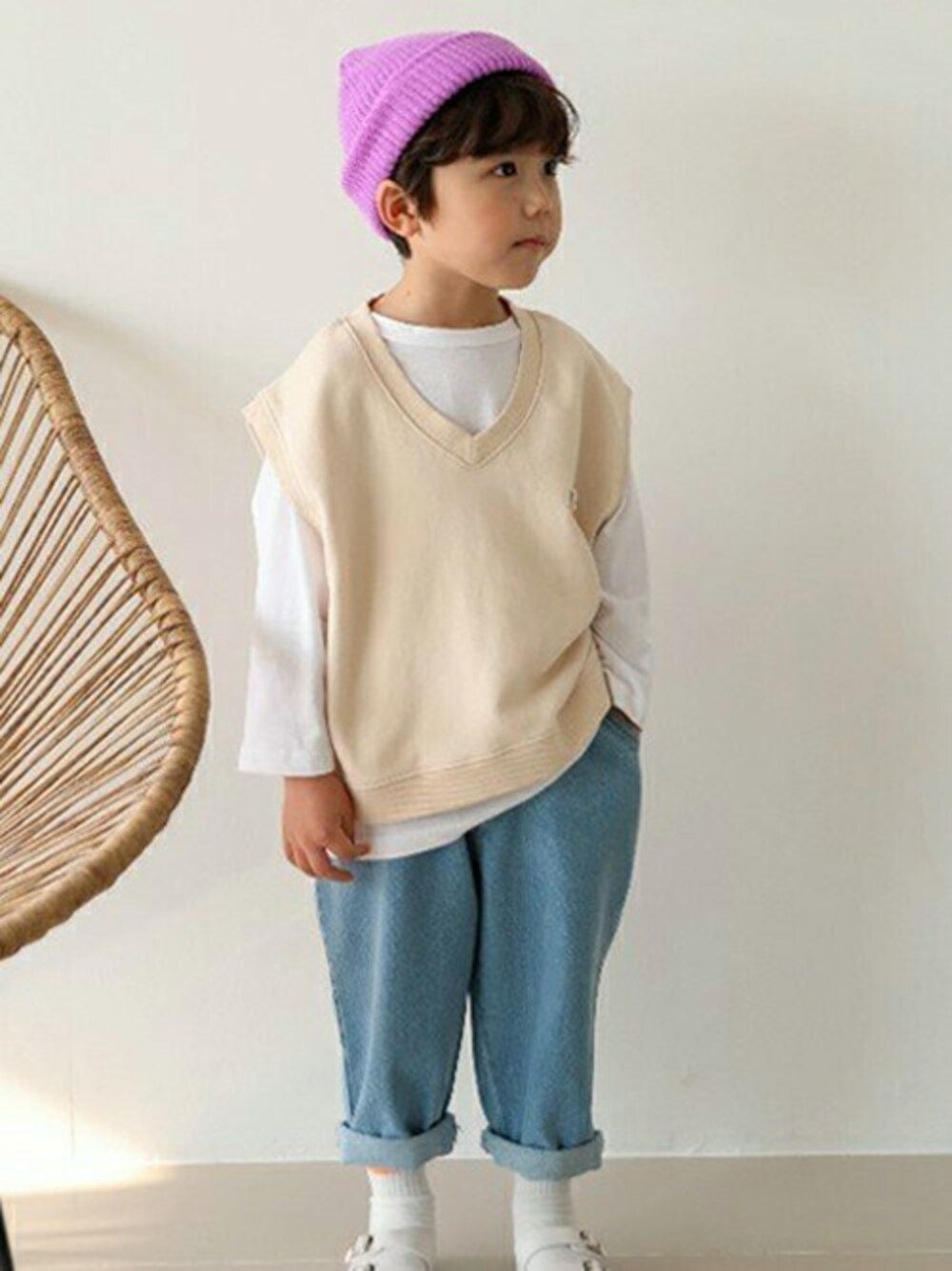 「ベージュ、ベスト、dholic、レイヤードスタイル、デニムパンツ、子供服、キッズコーデ、韓国子供服、キッズファッション、dholickids」｜「DHOLIC kidsの[sewingb] ミニパッチVネックベスト（ベスト、ベージュ系）」を使った、DHOLICkidsさん（キッズ・100cm）の春コーディネートの1枚目の写真