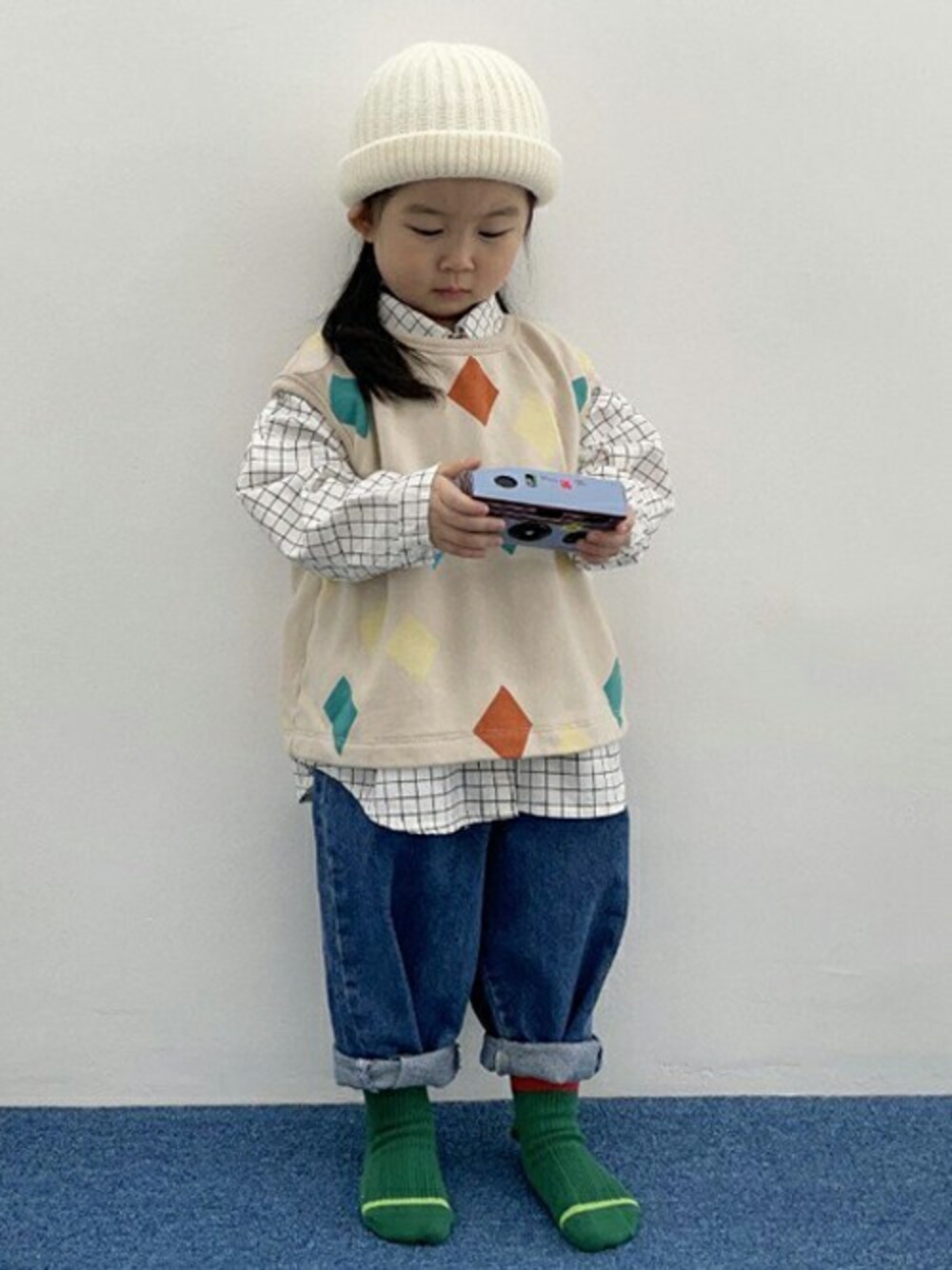 「シャツ、チェックシャツ、ベスト、dholic、デニムパンツ、子供服、キッズコーデ、韓国子供服、キッズファッション、dholickids」｜「DHOLIC kidsの[Der apfel] カラフルダイアパターンベスト（ベスト、ベージュ系）」を使った、DHOLICkidsさん（キッズ・100cm）の春コーディネートの1枚目の写真