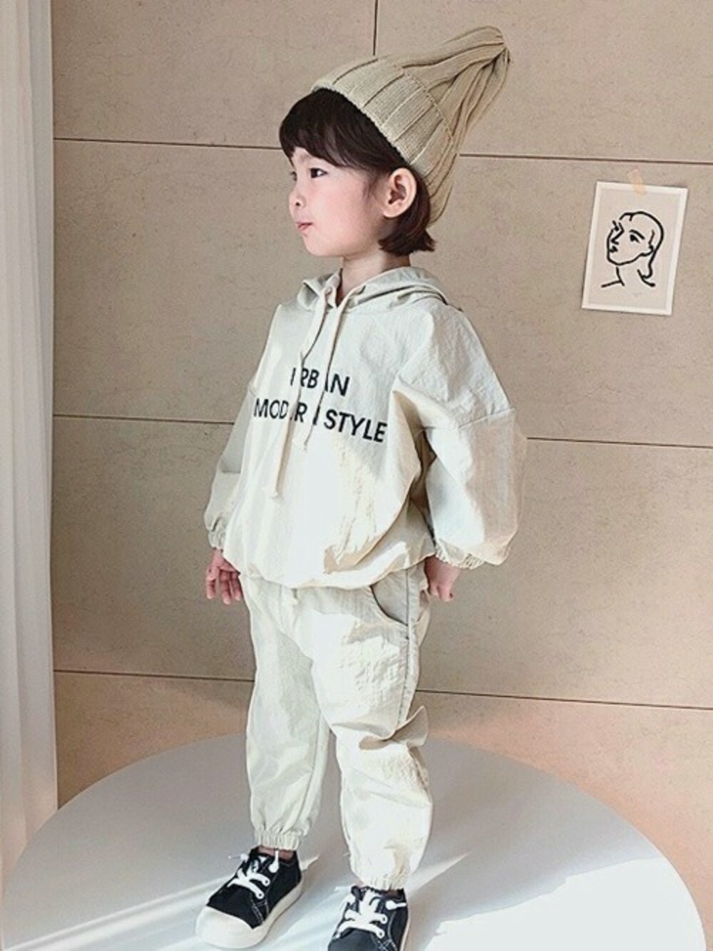「セットアップ、パーカー、ストリート、dholic、子供服、キッズコーデ、韓国子供服、ジョガーパンツ、キッズファッション、dholickids」｜「DHOLIC kidsの[milliondollarbaby] レタリングナイロンフーディ上下SET（パーカー、ベージュ系）」を使った、DHOLICkidsさん（キッズ・100cm）の春コーディネートの1枚目の写真