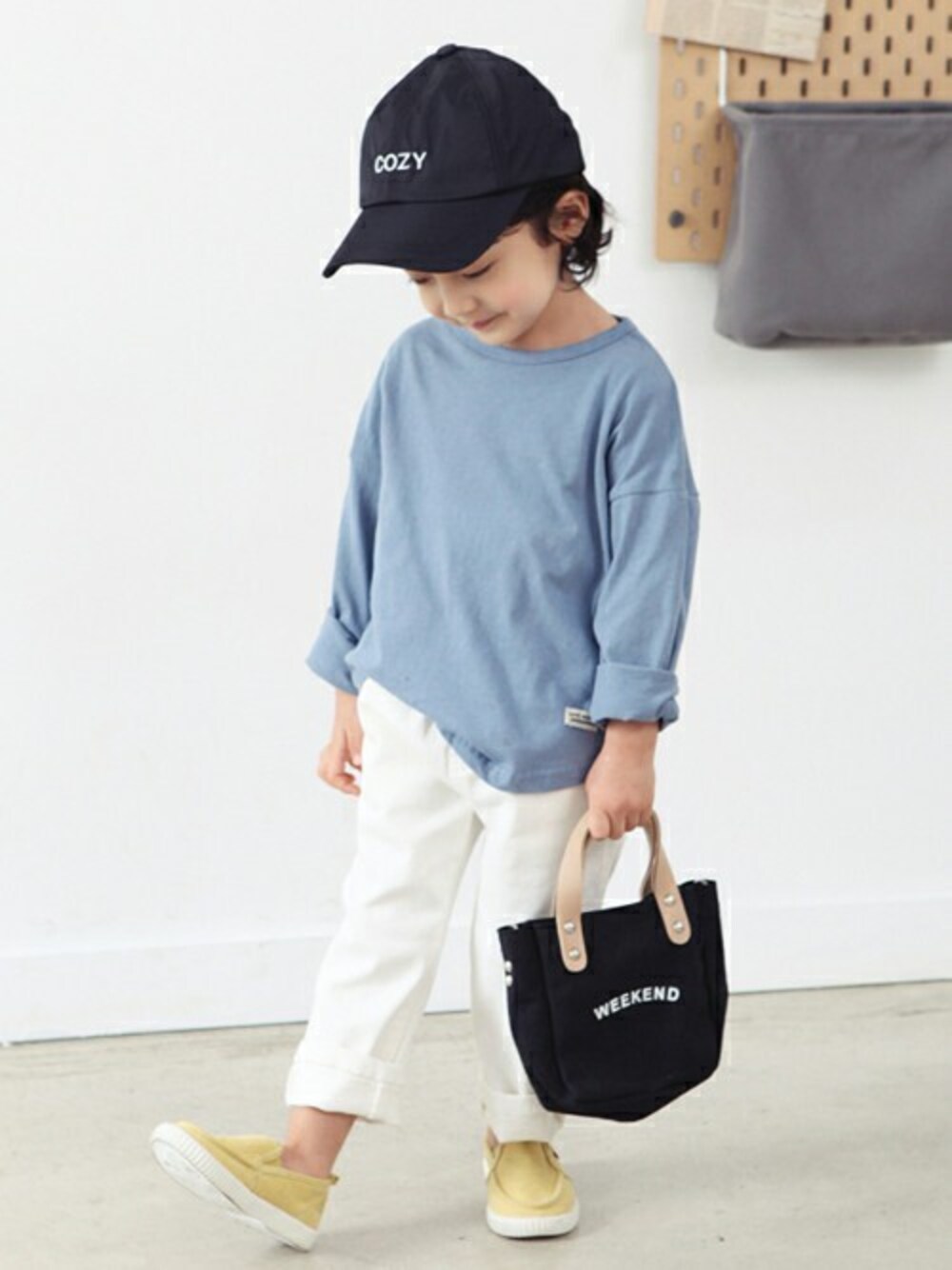 「Tシャツ、dholic、プチプラ、子供服、キッズコーデ、白パンツ、韓国子供服、プチプラコーデ、キッズファッション、dholickids」｜「DHOLIC kidsの[CHOCOMONG] ラウンドネックTシャツ（Tシャツ/カットソー、ブルー系）」を使った、DHOLICkidsさん（キッズ・100cm）の春コーディネートの1枚目の写真