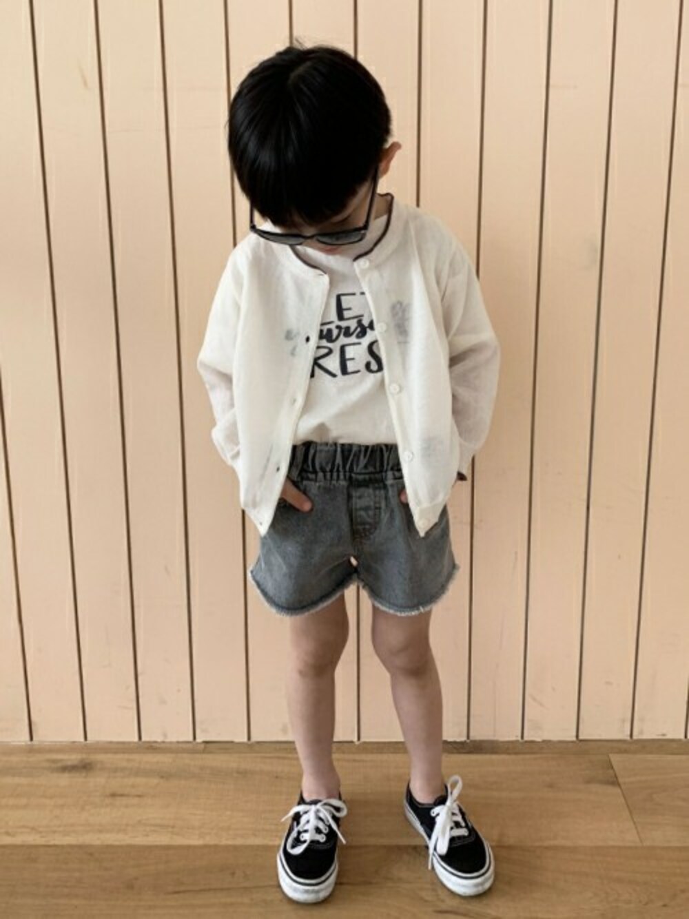 「カーディガン、ショートパンツ、dholic、デニムパンツ、プチプラ、子供服、キッズコーデ、韓国子供服、キッズファッション、dholickids」｜「DHOLIC kidsの[Bellot] 配色ネックラインカーディガン（カーディガン/ボレロ、ホワイト系）」を使った、DHOLICkidsさん（キッズ・100cm）の春コーディネートの1枚目の写真