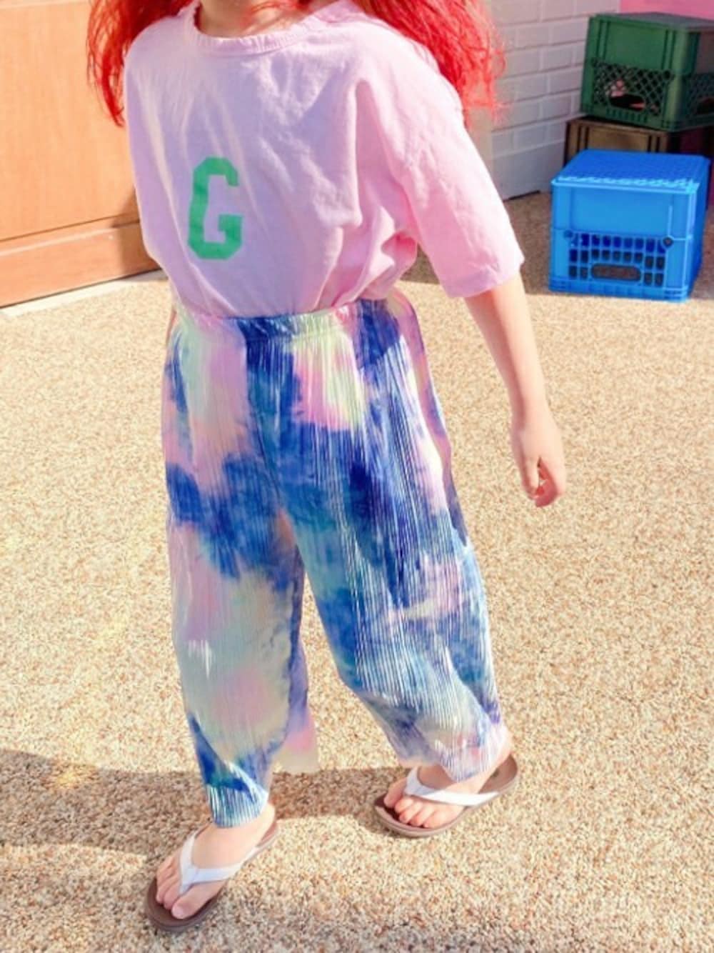 「ロゴT、Tシャツ、タイダイ柄、dholic、子供服、キッズコーデ、韓国子供服、プリーツパンツ、キッズファッション、dholickids」｜「DHOLIC kidsの[Nams] タイダイプリーツパンツ（その他パンツ、ブルー系）」を使った、DHOLICkidsさん（キッズ・100cm）の春コーディネートの1枚目の写真