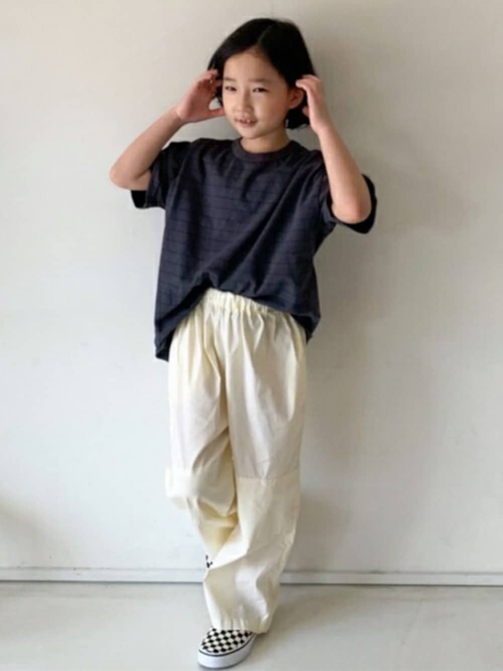 「Tシャツ、dholic、ワイドパンツ、キッズコーデ、ボーダートップス、韓国子供服、カジュアルコーデ、ゆるコーデ、キッズファッション、dholickids」｜「DHOLIC kidsの[T O E] ライン半袖Tシャツ（Tシャツ/カットソー、グレー系）」を使った、DHOLICkidsさん（キッズ・100cm）の春コーディネートの1枚目の写真