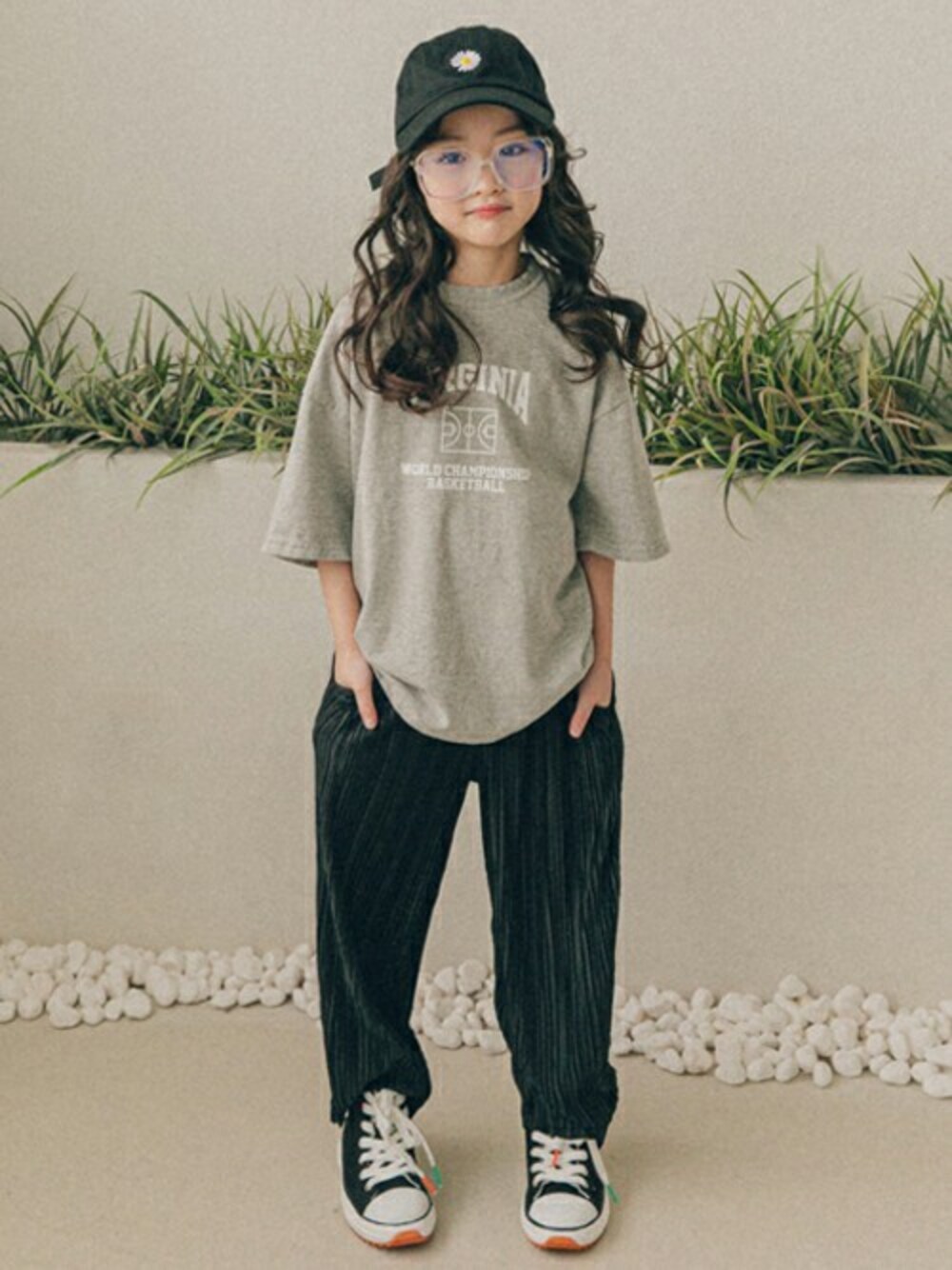 「ロゴT、Tシャツ、dholic、ワイドパンツ、キッズコーデ、韓国子供服、ラフコーデ、カジュアルコーデ、キッズファッション、dholickids」｜「DHOLIC kidsの[ELLY MOLLY] リンクルワイドパンツ（その他パンツ、ブラック系）」を使った、DHOLICkidsさん（キッズ・100cm）の春コーディネートの1枚目の写真