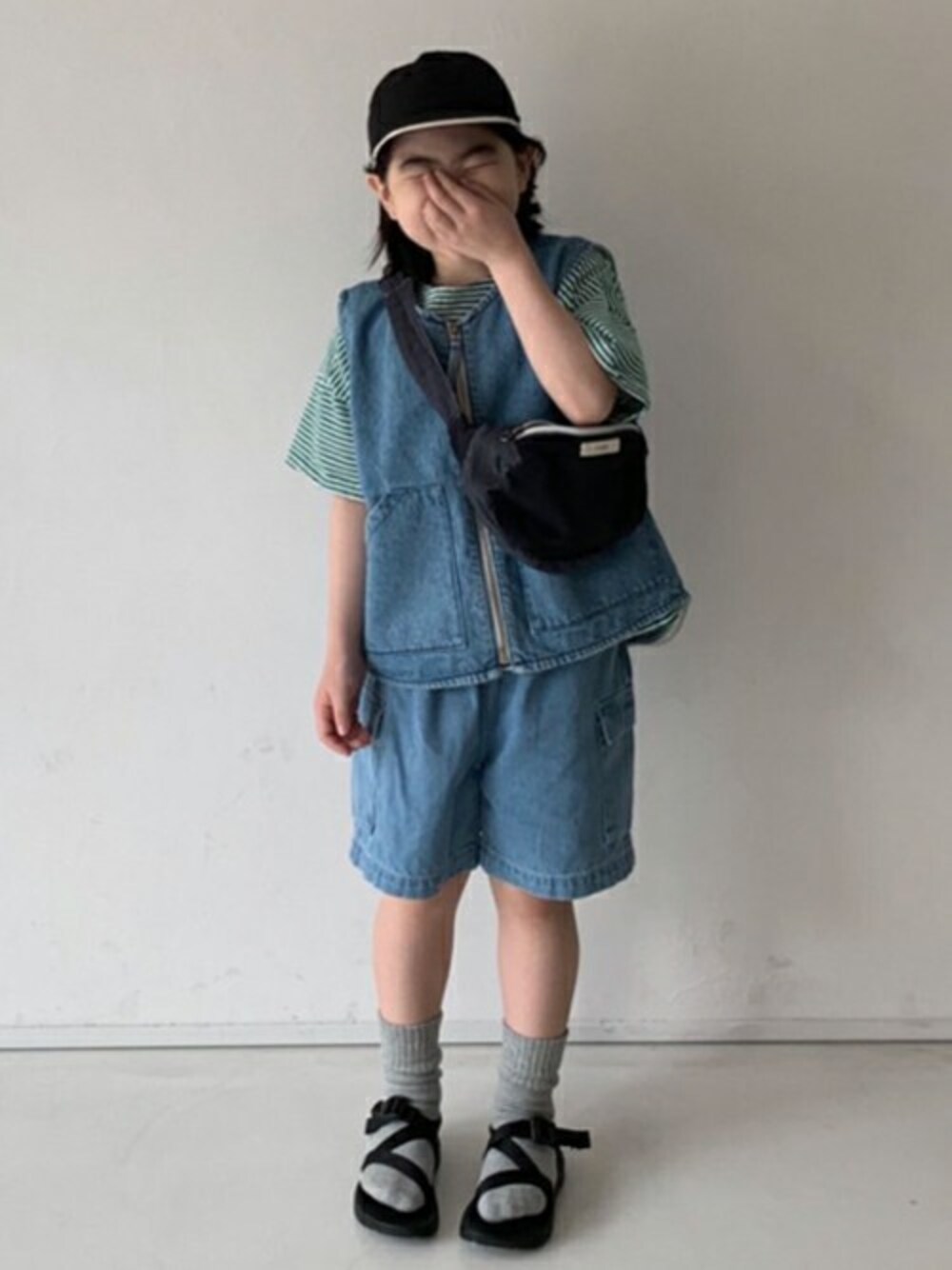 「デニム、ショルダーバッグ、ショートパンツ、dholic、デニムパンツ、韓国子供服、カジュアルコーデ、ボーダーTシャツ、サコッシュ、dholickids」｜「DHOLIC kidsの[T O E] TOEロゴコットンショルダーバッグ（ショルダーバッグ、グレー系）」を使った、DHOLICkidsさん（キッズ・100cm）の春コーディネートの1枚目の写真