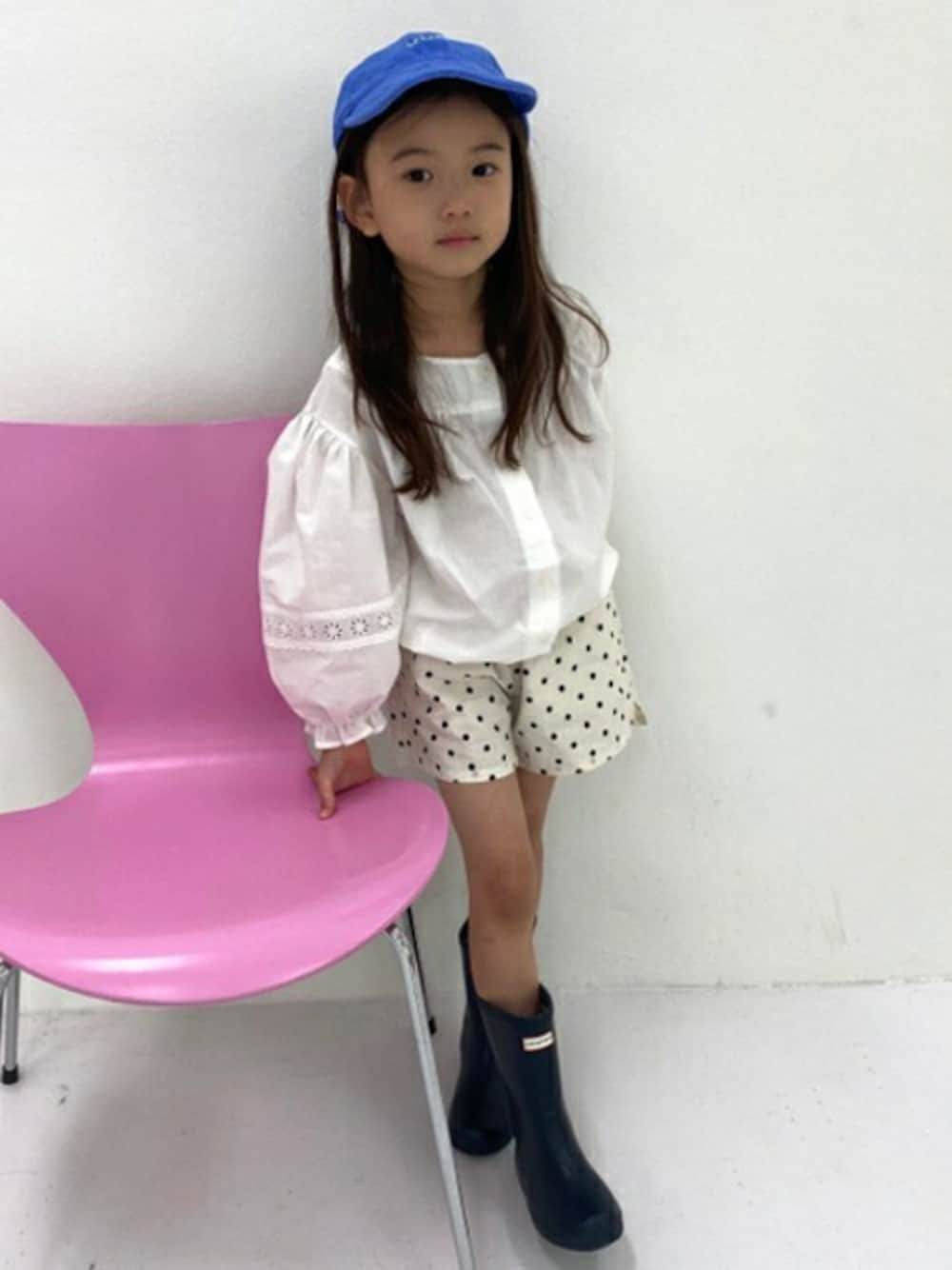 「ブラウス、ショートパンツ、ドット、dholic、キッズコーデ、韓国子供服、ドットパンツ、白ブラウス、ボリューム袖、dholickids」｜「DHOLIC kidsの[urrr] レースフラワースリーブブラウス(kids)（シャツ/ブラウス、ホワイト系）」を使った、DHOLICkidsさん（キッズ・100cm）の春コーディネートの1枚目の写真