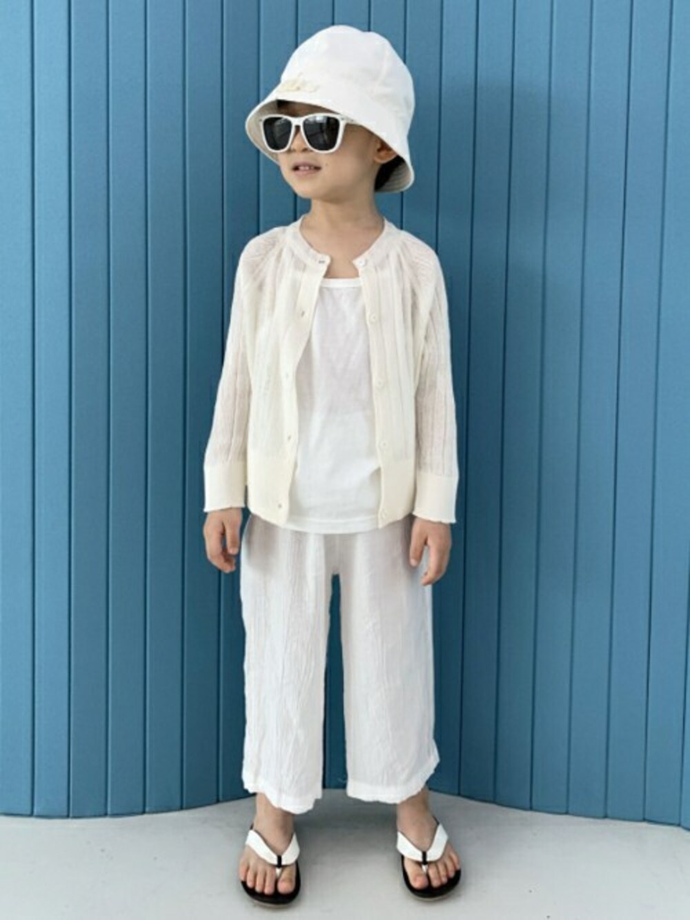 「カーディガン、ワントーンコーデ、dholic、ワイドパンツ、オールホワイト、韓国子供服、ホワイトコーデ、夏コーデ、バケットハット、dholickids」｜「DHOLIC kidsの[Bellot] バックルバケットハット（ハット、ホワイト系）」を使った、DHOLICkidsさん（キッズ・100cm）の春コーディネートの1枚目の写真
