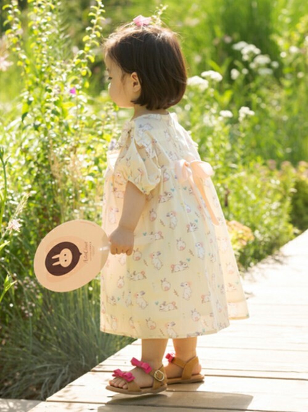 「ワンピース、イエロー、リボン、dholic、フリル、バックリボン、キッズコーデ、韓国子供服、arimcloset、dholickids」｜「DHOLIC kidsの[arimcloset] bunnyフリルボックスカラーワンピース（ワンピース、イエロー系）」を使った、DHOLICkidsさん（キッズ・100cm）の春コーディネートの1枚目の写真