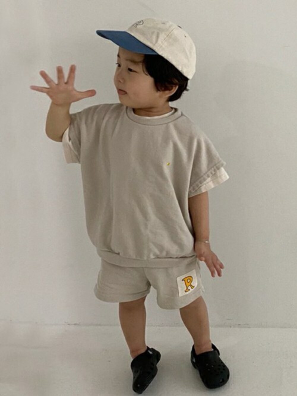 「スウェットパンツ、スウェット、セットアップ、ベージュ、キャップ、ショートパンツ、dholic、キッズコーデ、韓国子供服、dholickids」｜「DHOLIC kidsの[rodaj] ショートスリーブスウェット上下SET（スウェット、ベージュ系）」を使った、DHOLICkidsさん（キッズ・100cm）の春コーディネートの1枚目の写真