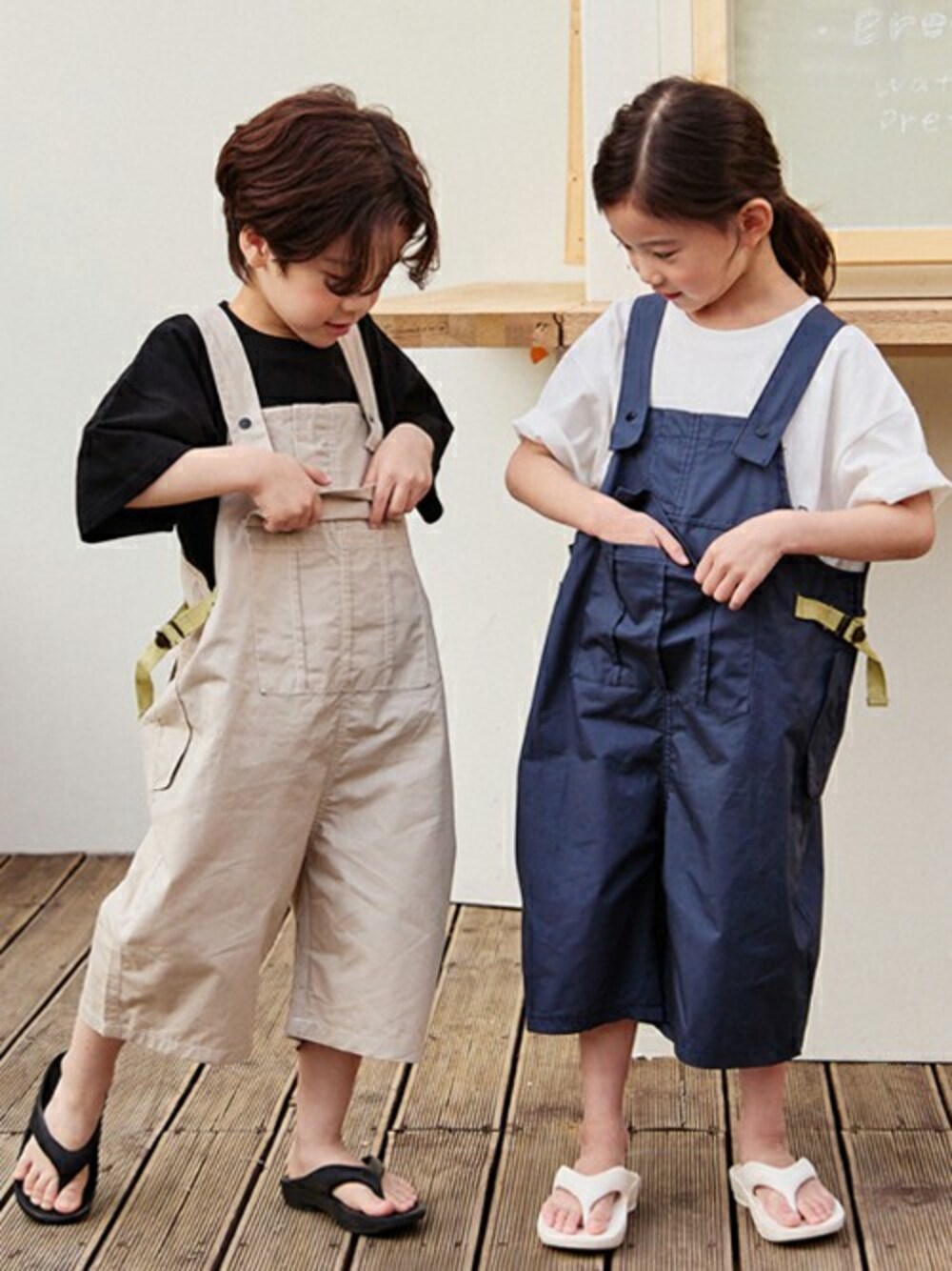 「ベージュ、サロペット、ネイビー、オールインワン、オーバーオール、dholic、オーバーサイズ、韓国子供服、カジュアルコーデ、dholickids」｜「DHOLIC kidsの[more] フロントポケットサロペットパンツ(kids)（サロペット/オーバーオール、ベージュ系）」を使った、DHOLICkidsさん（キッズ・100cm）の春コーディネートの1枚目の写真