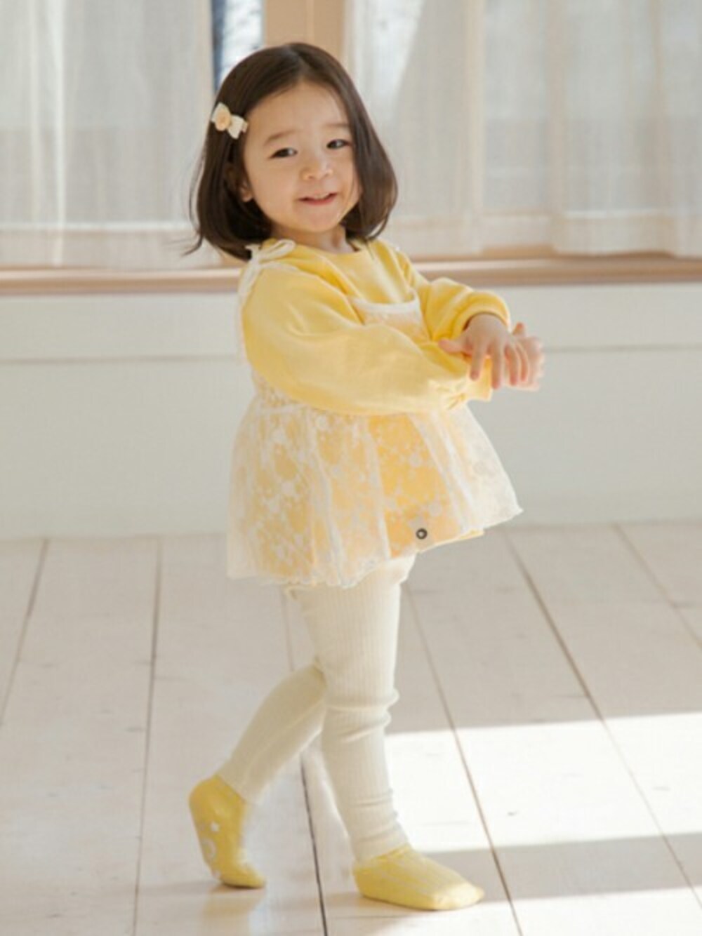 「スウェット、イエロー、dholic、レイヤードスタイル、ビスチェ、韓国子供服、総レース、レースビスチェ、arimcloset、dholickids」｜「DHOLIC kidsの[arimcloset] レースビスチェ（ベスト、ホワイト系）」を使った、DHOLICkidsさん（キッズ・100cm）の春コーディネートの1枚目の写真