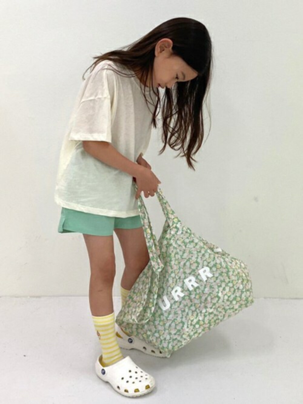 「トートバッグ、花柄、ショートパンツ、Tシャツ、dholic、韓国子供服、エコバッグ、夏コーデ、カジュアルコーデ、dholickids」｜「DHOLIC kidsの[urrr] 3TYPE英字レタリングエコバッグ（エコバッグ/サブバッグ、その他）」を使った、DHOLICkidsさん（キッズ・100cm）の夏コーディネートの1枚目の写真