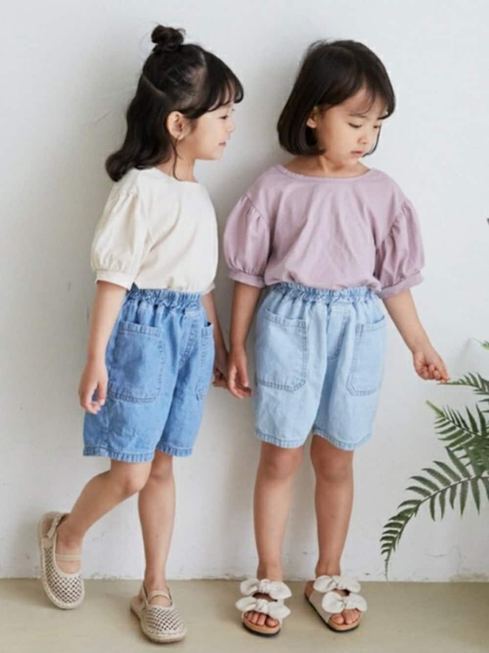 「デニム、ショートパンツ、Tシャツ、ハイウエスト、dholic、デニムパンツ、韓国子供服、おそろいコーデ、パフスリーブ、dholickids」｜「DHOLIC kidsの[weekly] スクエアポケットデニムショートパンツ（デニムパンツ、ブルー系）」を使った、DHOLICkidsさん（キッズ・100cm）の夏コーディネートの1枚目の写真