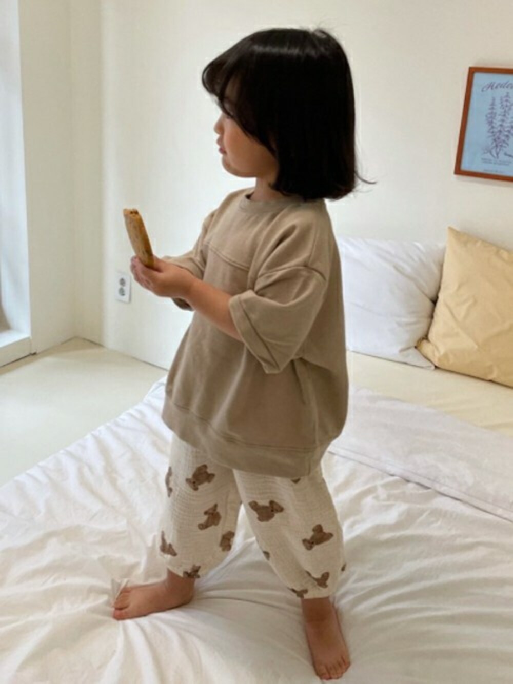 「Tシャツ、dholic、韓国子供服、くまさん、ベアー、ワッフル、ラクチンコーデ、くすみカラー、おうちファッション、dholickids」｜「DHOLIC kidsの[Lovin] ワッフルベアパンツ（その他パンツ、ホワイト系）」を使った、DHOLICkidsさん（キッズ・100cm）の夏コーディネートの1枚目の写真