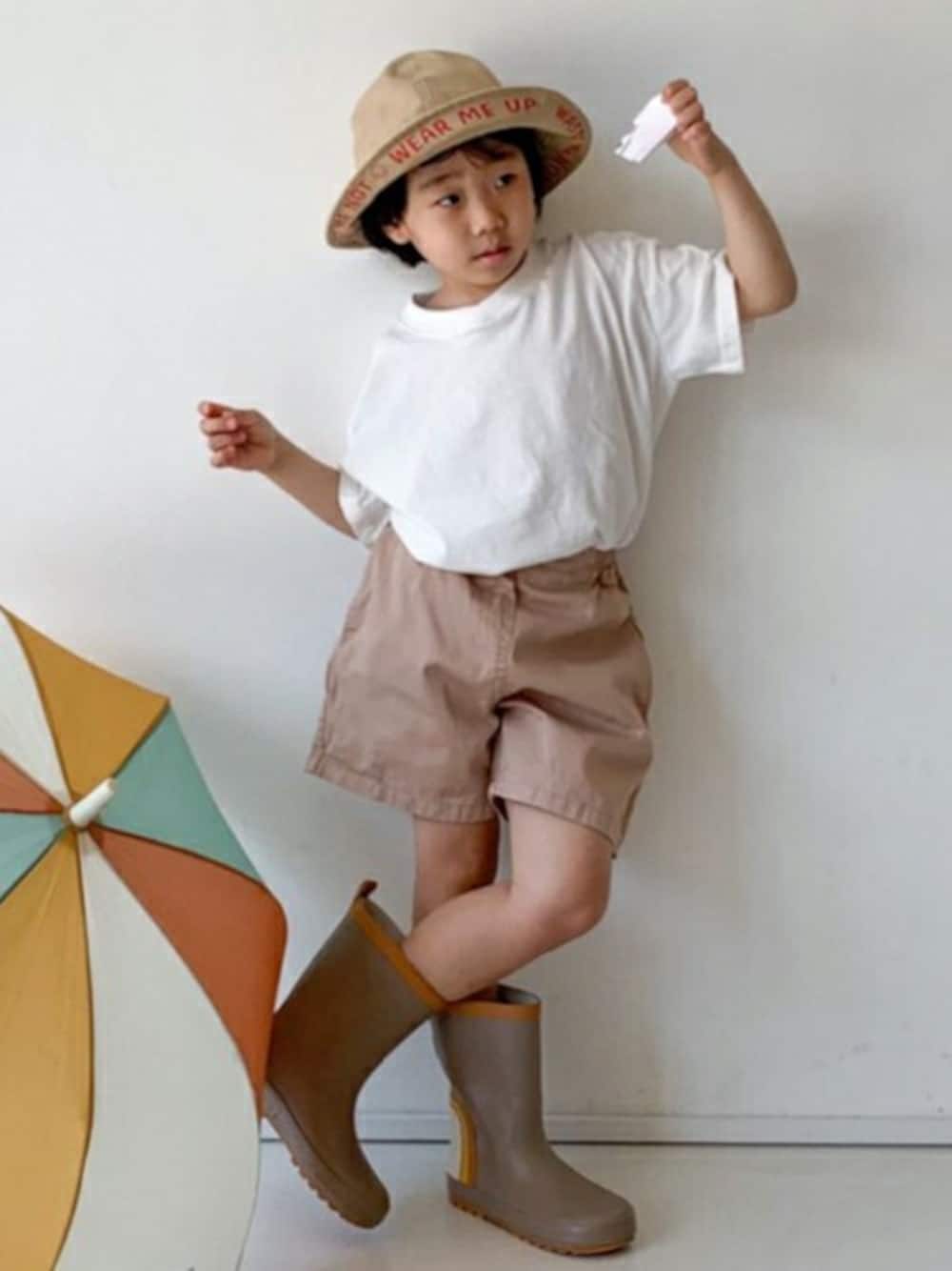 「シンプル、ショートパンツ、Tシャツ、dholic、韓国子供服、シンプルコーデ、夏コーデ、白Tシャツ、半袖シャツ、dholickids」｜「DHOLIC kidsの[T O E] ベーシックラウンドコットン半袖Tシャツ(kids)（Tシャツ/カットソー、ホワイト系）」を使った、DHOLICkidsさん（キッズ・100cm）の夏コーディネートの1枚目の写真