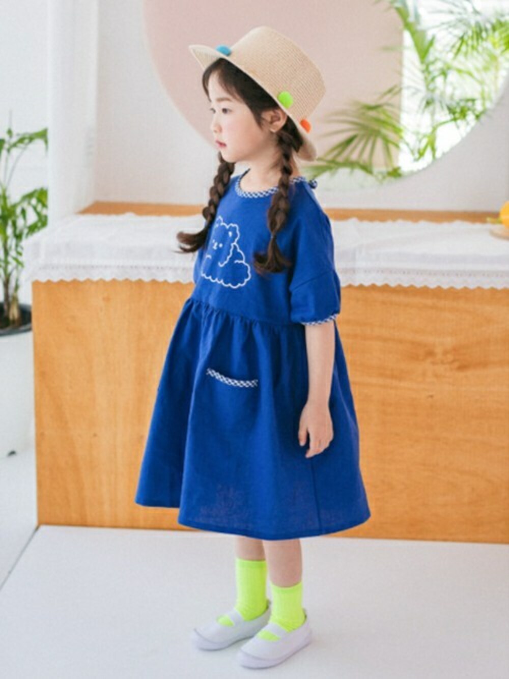 「ワンピース、ブルー、ハット、dholic、お出かけコーデ、韓国子供服、ストローハット、夏コーデ、カンカン帽、dholickids」｜「DHOLIC kidsの[made] カラフルポンポンストローハット（ハット、ベージュ系）」を使った、DHOLICkidsさん（キッズ・100cm）の夏コーディネートの1枚目の写真
