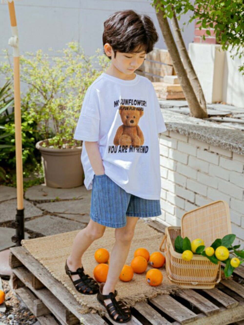 「デニム、ショートパンツ、Tシャツ、dholic、デニムパンツ、韓国子供服、ベアー、夏コーデ、カジュアルコーデ、dholickids」｜「DHOLIC kidsの[ELLY MOLLY] マルチラインショートデニムパンツ(kids)（デニムパンツ、ブルー系）」を使った、DHOLICkidsさん（キッズ・100cm）の夏コーディネートの1枚目の写真