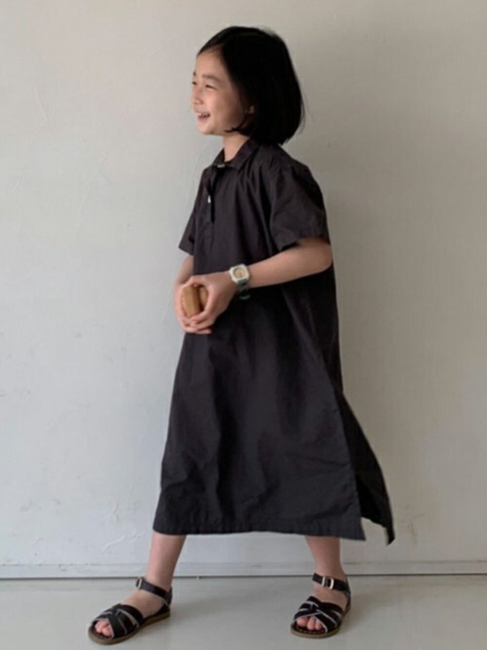「ワンピース、ブラックコーデ、シャツワンピース、dholic、シャツワンピ、韓国子供服、夏コーデ、黒ワンピ、ラクチンコーデ、dholickids」｜「DHOLIC kidsの[The lalala] 2TYPEハーフボタンシャツワンピース（シャツワンピース、ブラック系）」を使った、DHOLICkidsさん（キッズ・100cm）の夏コーディネートの1枚目の写真