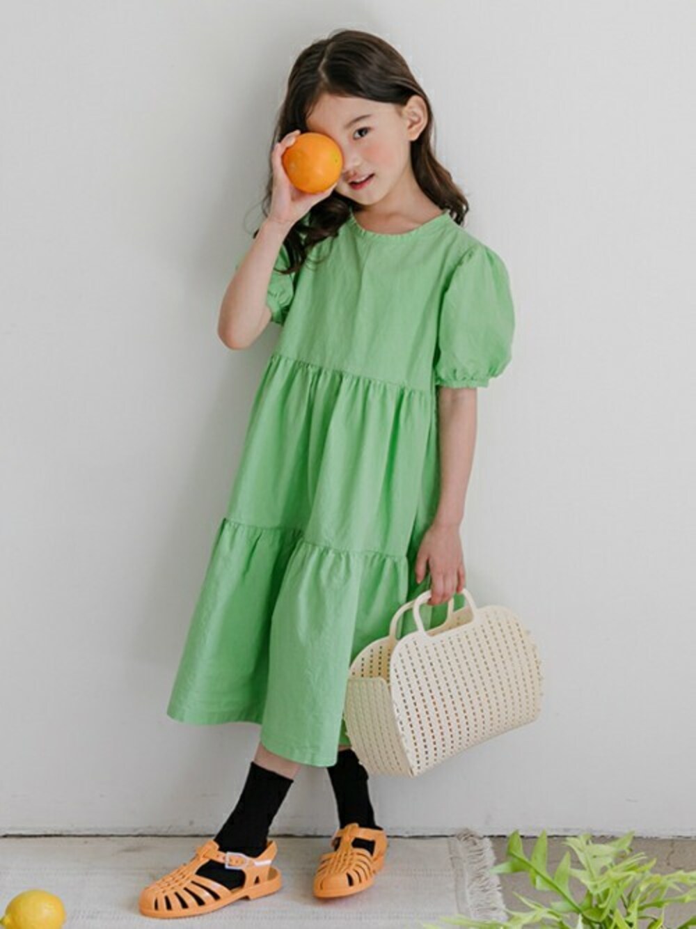 「ワンピース、グリーン、dholic、パステルカラー、韓国子供服、ロングワンピース、夏コーデ、パフスリーブ、ティアードワンピース、dholickids」｜「DHOLIC kidsの[honeybee] パフティアードワンピース（ワンピース、グリーン系）」を使った、DHOLICkidsさん（キッズ・100cm）の夏コーディネートの1枚目の写真