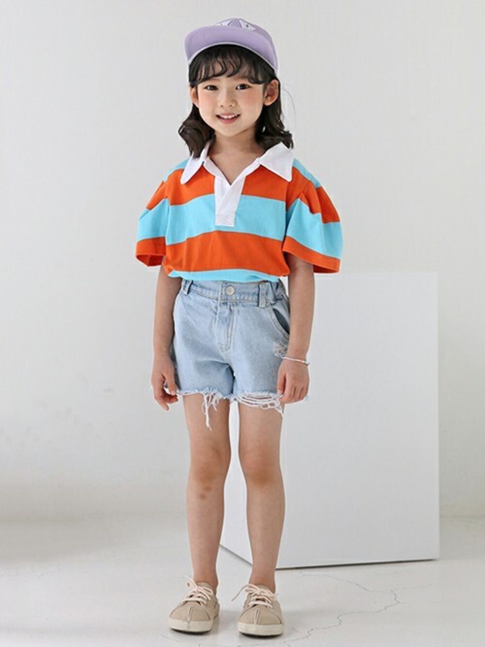 「デニム、ボーダー、ショートパンツ、Tシャツ、dholic、デニムパンツ、ポロシャツ、韓国子供服、ボーダーTシャツ、dholickids」｜「DHOLIC kidsの[Bubble Kiss] カラーネックパフボーダーTシャツ(kids)（ポロシャツ、オレンジ系）」を使った、DHOLICkidsさん（キッズ・100cm）の夏コーディネートの1枚目の写真